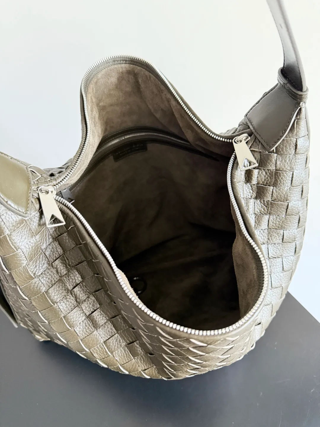 Batch 2800 BOTTEGA VENETA's new Traveler deerskin series is here! The travel season is coming soon, and I believe you must need a large-capacity and simple bag. This new Traveler is very in line with the current travel craze. The whole bag is designed with deerskin and is made of the highest quality leather. It feels tougher to the touch. The super large capacity is suitable for short trips. Traveling with friends and family does not require carrying heavy luggage. It is also very convenient for friends who often travel for work. You can carry two changes of clothes and a computer with you. It also comes with an adjustable shoulder strap to free your hands. Style number: 806974 Size: 44*33*9cm